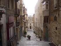 Streets of Valletta - www.countrybagging.com